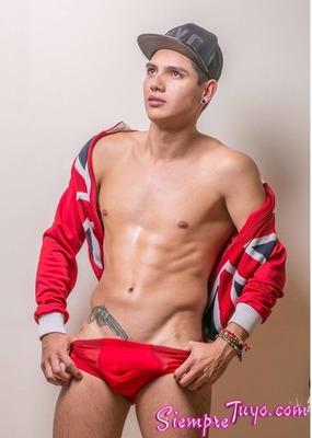 POLLITO COLOMBIANO BISEXUAL 20 CMS DE VERGA DURA LECHERO Y UN CULO ESPECTACULAR