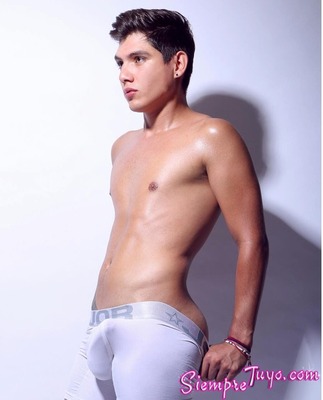 POLLITO COLOMBIANO BISEXUAL 20 CMS DE VERGA DURA LECHERO Y UN CULO ESPECTACULAR