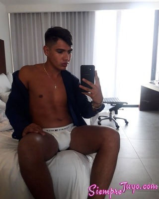 POLLITO COLOMBIANO BISEXUAL 20 CMS DE VERGA DURA LECHERO Y UN CULO ESPECTACULAR