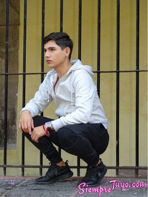 POLLITO COLOMBIANO BISEXUAL 20 CMS DE VERGA DURA LECHERO Y UN CULO ESPECTACULAR