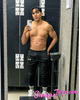 Chico masculino, varonil moreno, para brindarte un servicio de calidad